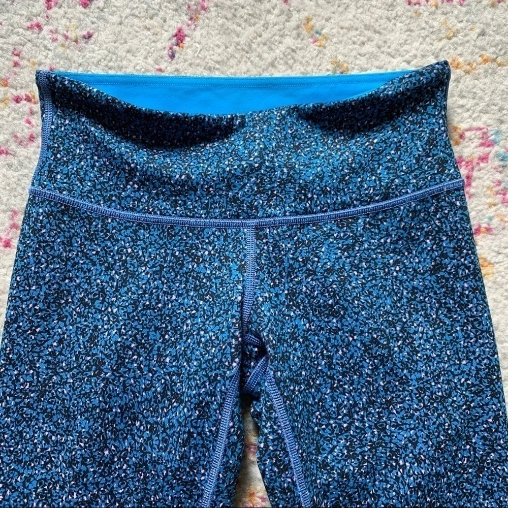 Lululemon‎ Lululemon Wunder Under Crop III in Blue, Pink & Black sz 4